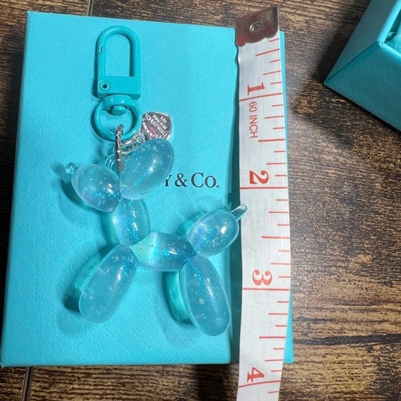 Glow in the Dark Koon's Balloon Dog with a Tiffany & Co heart charm - Picture 6 of 6